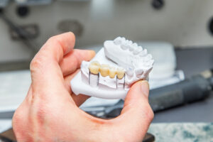 人工歯の調整をする歯科技工士