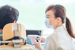 男性患者のカウンセリングをする女性歯科衛生士