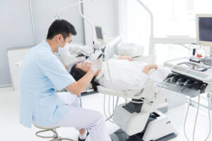歯科院で治療をする男性歯科医師