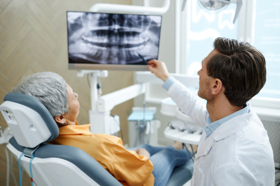 インプラントで歯茎が黒くなるのを防ぐため歯科医院へ相談している人
