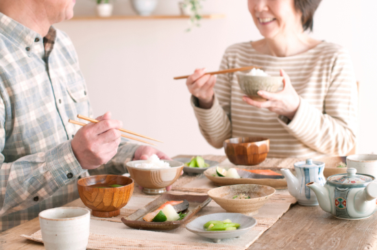 インプラント手術後に食事を楽しんでいる夫婦