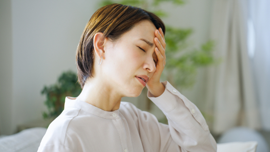 頭痛の女性