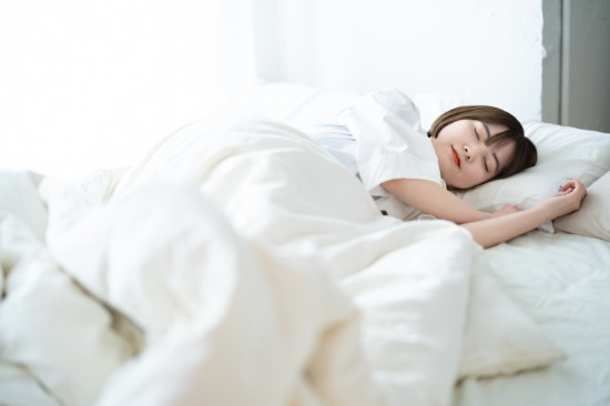 歯ぎしりが改善されてぐっすり眠っている女性