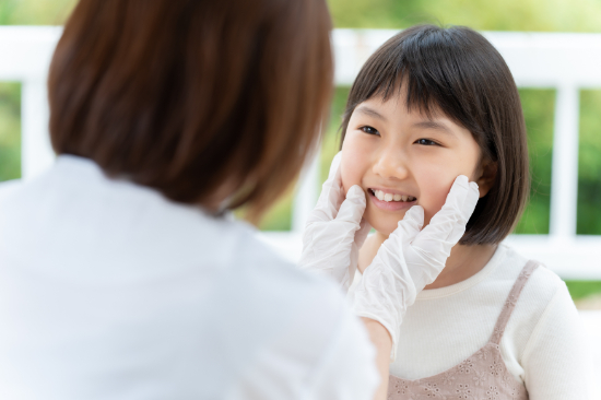 マイオブレースで矯正をするためにカウンセリングを受ける女の子