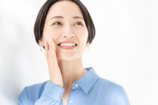 予防歯科で口腔内がすっきりした笑顔の女性
