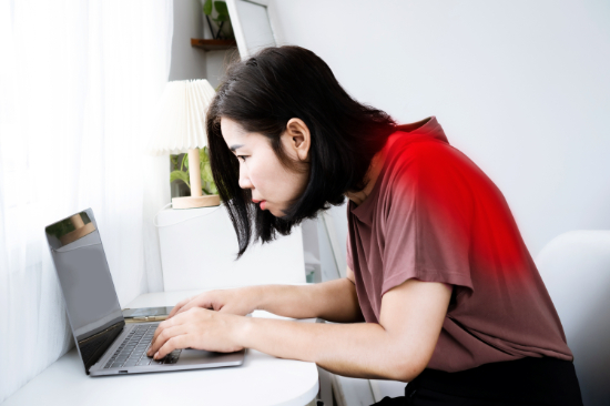 顎関節症になる原因となる姿勢が悪い女性