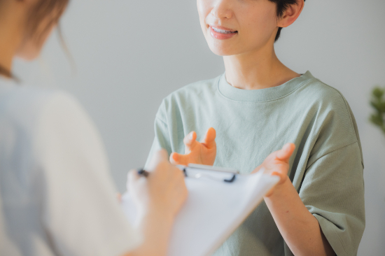 歯科医院で問診を受ける女性