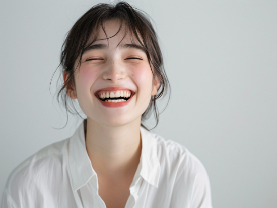 顎関節症を治療し笑顔を見せる女性