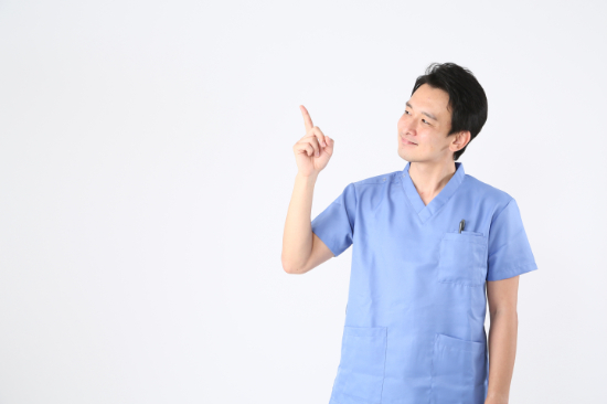 顎関節症について説明する歯科医師